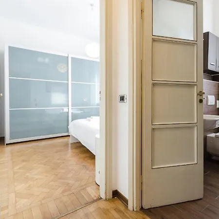 Inner Bo, Terrazzino Vista Tetti In Centro Storico Bolonya